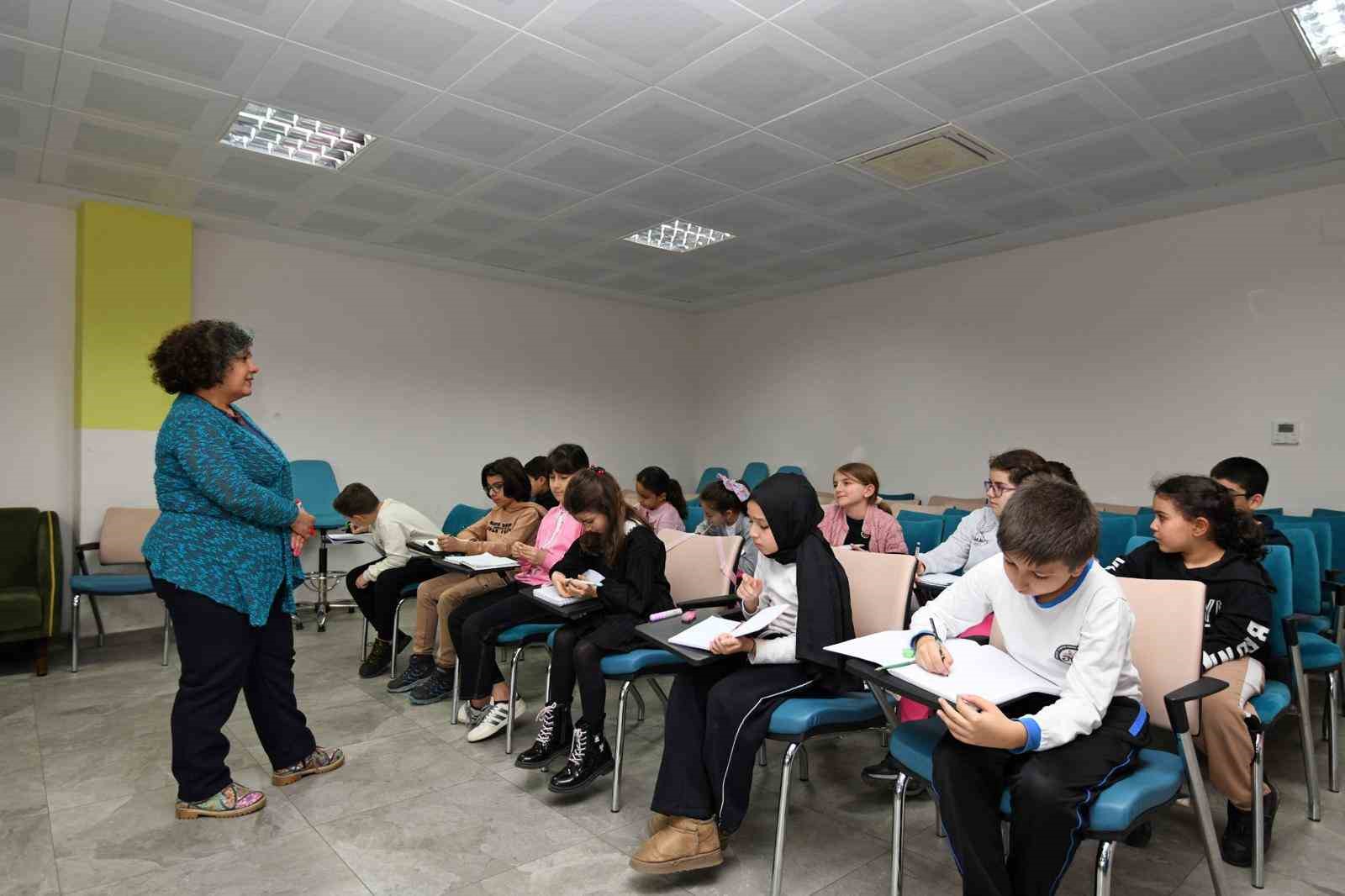 kucuk yazarlar kalemlerini ustaliga tasiyor 1 XfL72Vc4