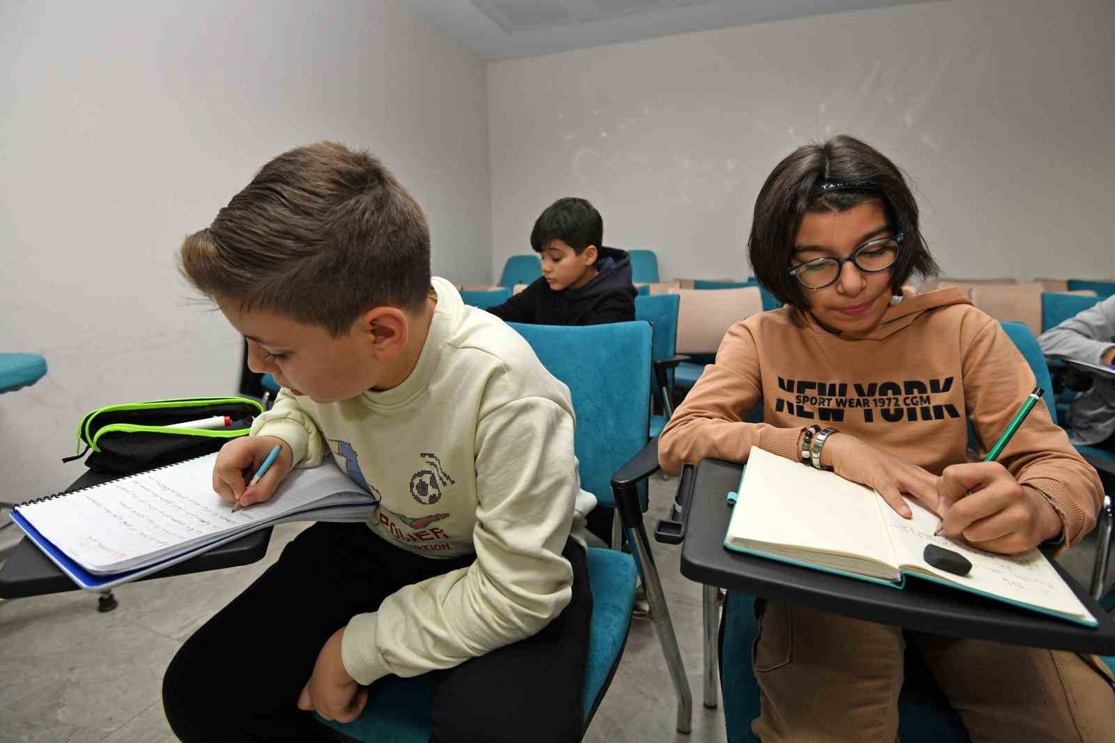 kucuk yazarlar kalemlerini ustaliga tasiyor 3
