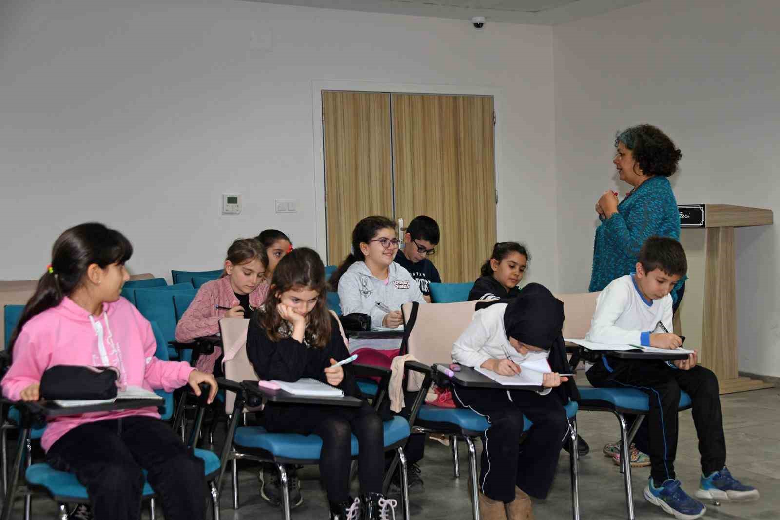 kucuk yazarlar kalemlerini ustaliga tasiyor 4 l476adO5