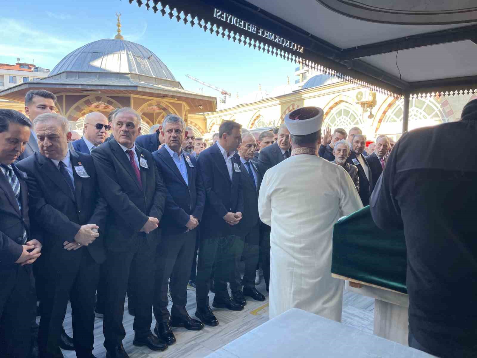Küçükçekmece Belediye Başkanı Çebi’nin kardeşi Ömer Çebi son yolculuğuna uğurlandı 8 kucukcekmece belediye baskani cebinin kardesi omer cebi son yolculuguna ugurlandi 4 gr1pI3Rt