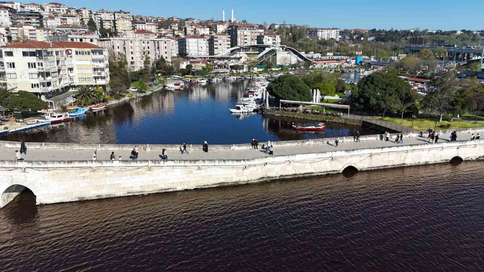 kucukcekmece golu kirmiziya dondu 1 Xg35t1uO