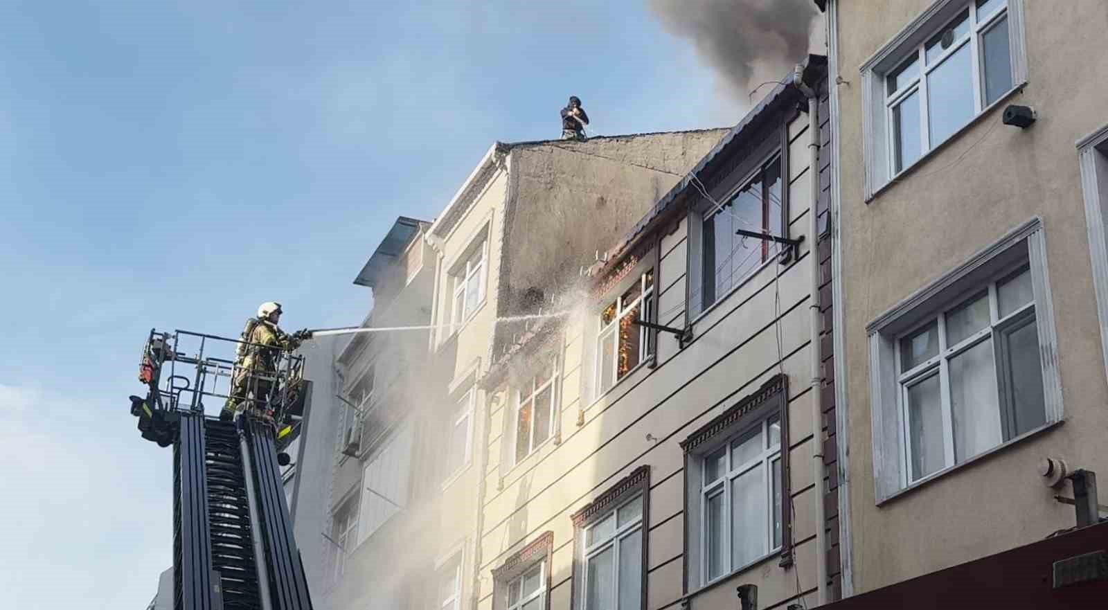 kucukcekmecede 3 katli binanin cati kati alev topuna dondu vatandas yangina bahce hortumuyla mudahale DnmSFCKz
