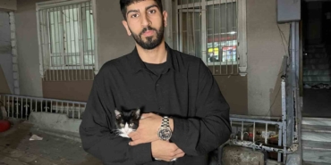 kucukcekmecede-7inci-kattan-dusen-kedi-semsiye-ile-kurtarildi-TJ83r9ce.jpg