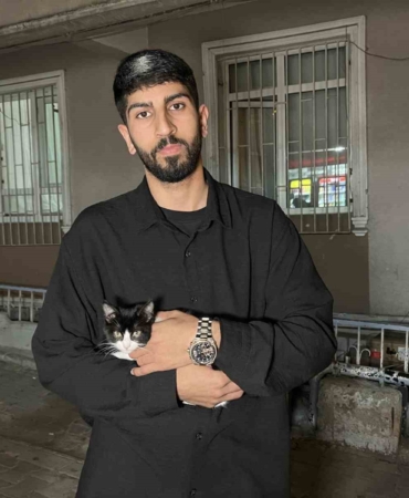 kucukcekmecede-7inci-kattan-dusen-kedi-semsiye-ile-kurtarildi-TJ83r9ce.jpg