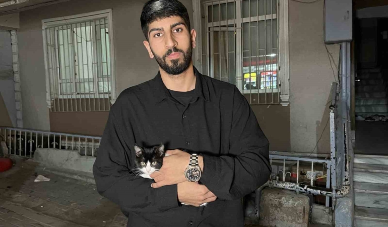 kucukcekmecede-7inci-kattan-dusen-kedi-semsiye-ile-kurtarildi-TJ83r9ce.jpg