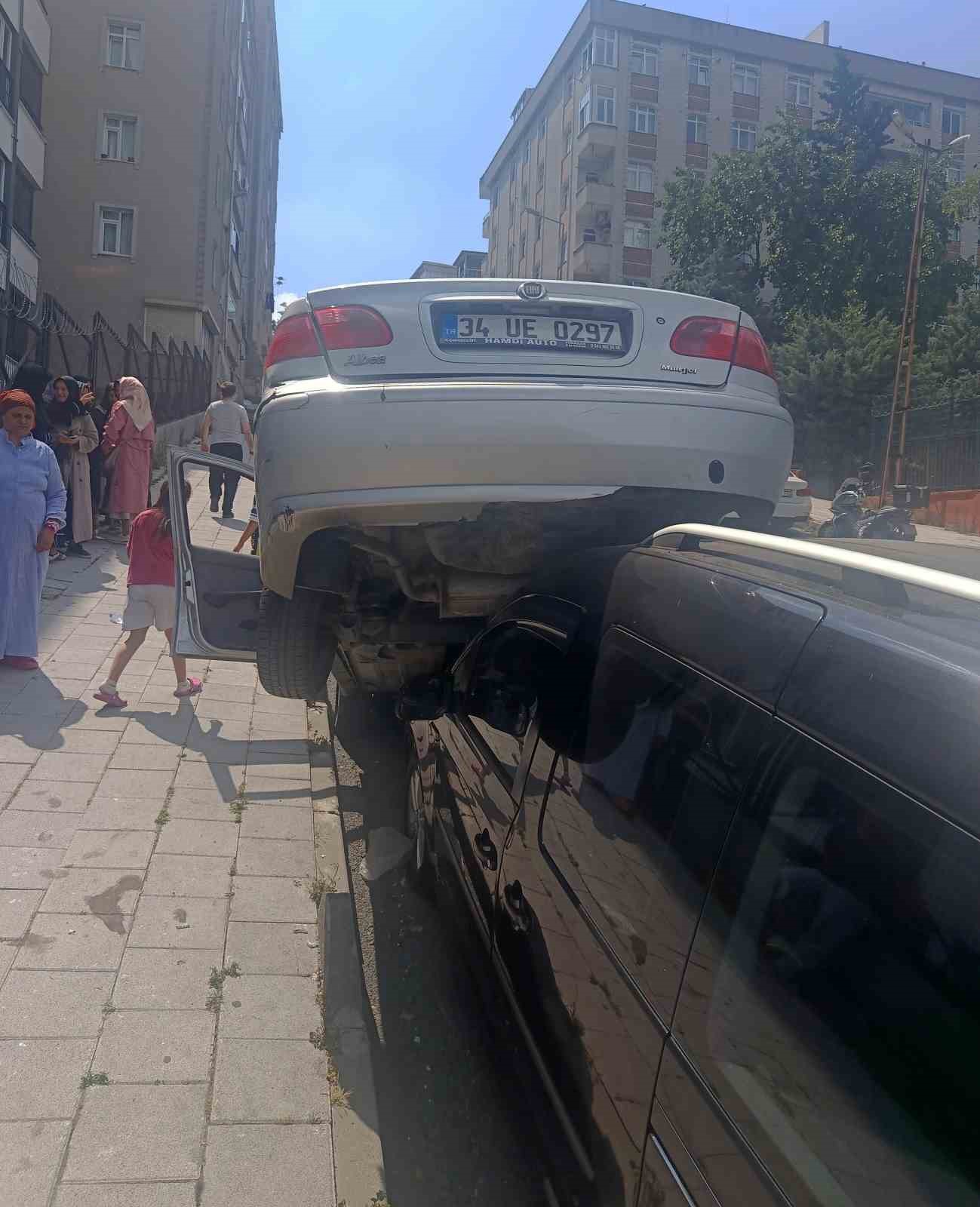 kucukcekmecede akil almaz kaza dik rampayi cikmaya calisirken kayan otomobil hafif ticari aracin uzerine dYtQPXsj
