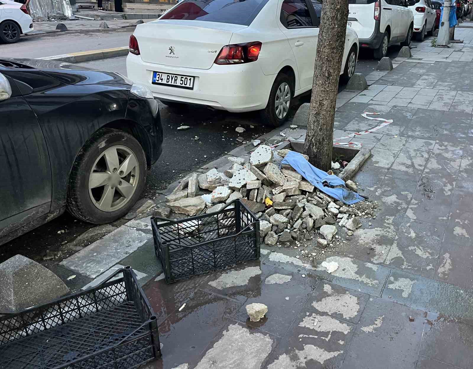 kucukcekmecede binanin dis yuzeyinden dusen parcalar guvenlik kamerasinda 0 n9rW6A5D