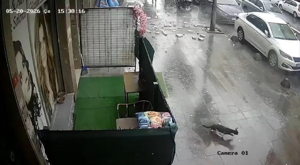 kucukcekmecede binanin dis yuzeyinden dusen parcalar guvenlik kamerasinda 1 BLKidEXn
