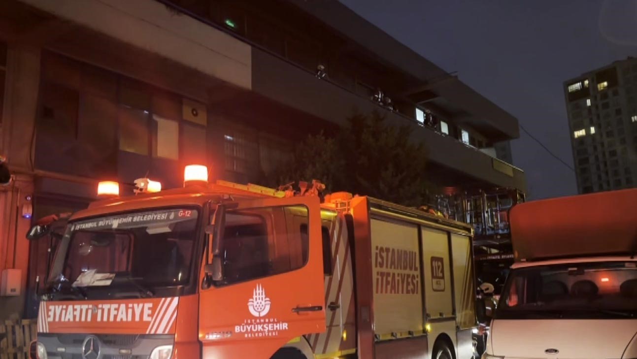 kucukcekmecede bir is yerinin havalandirma bacasinda yangin 0 3csRtymk