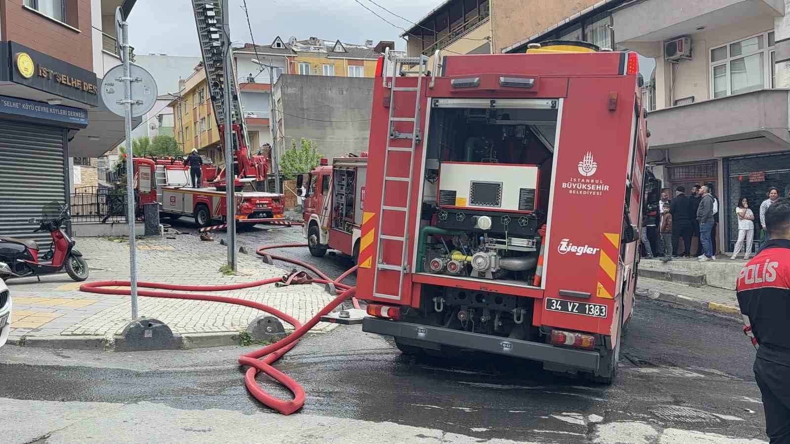 kucukcekmecede cati yangini 2 pMeTIwNH