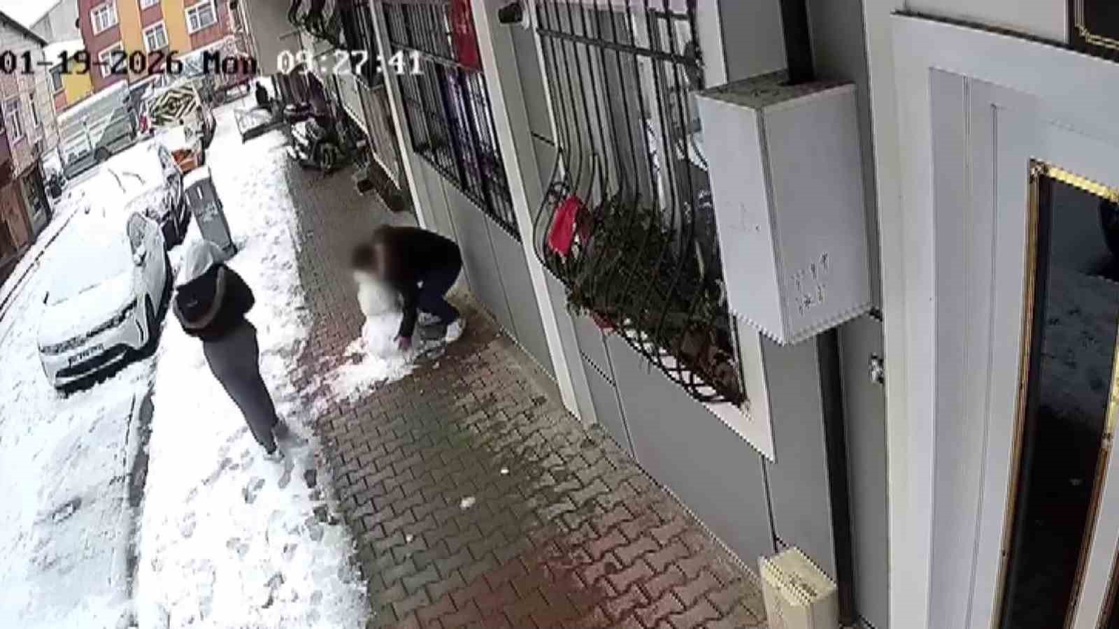 kucukcekmecede cocuklarin yaptigi kardan adami goturdu 0