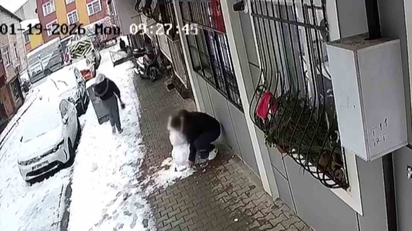 kucukcekmecede cocuklarin yaptigi kardan adami goturdu 1 q4HRqZIY
