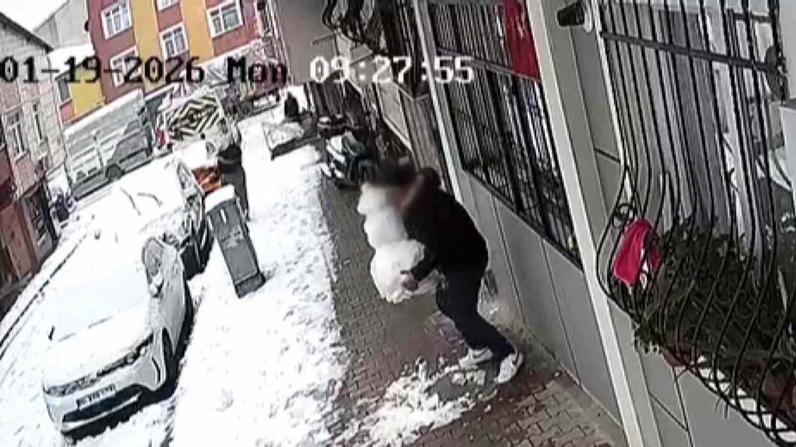 kucukcekmecede cocuklarin yaptigi kardan adami goturdu 2 1sSL98ye