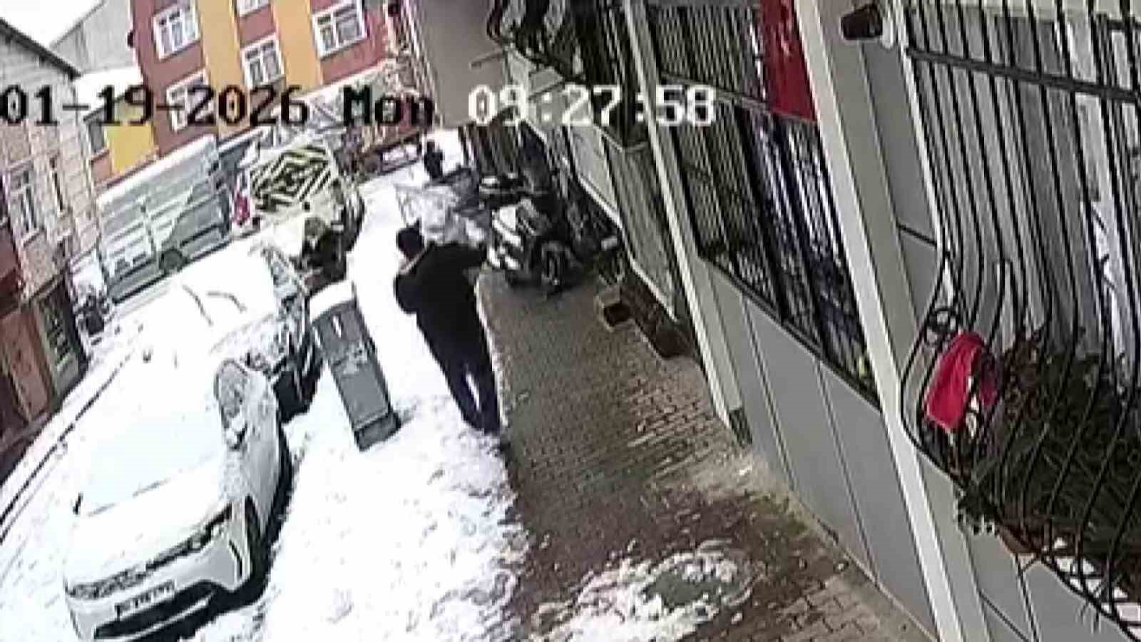 kucukcekmecede cocuklarin yaptigi kardan adami goturdu 3 M98Mhy5M