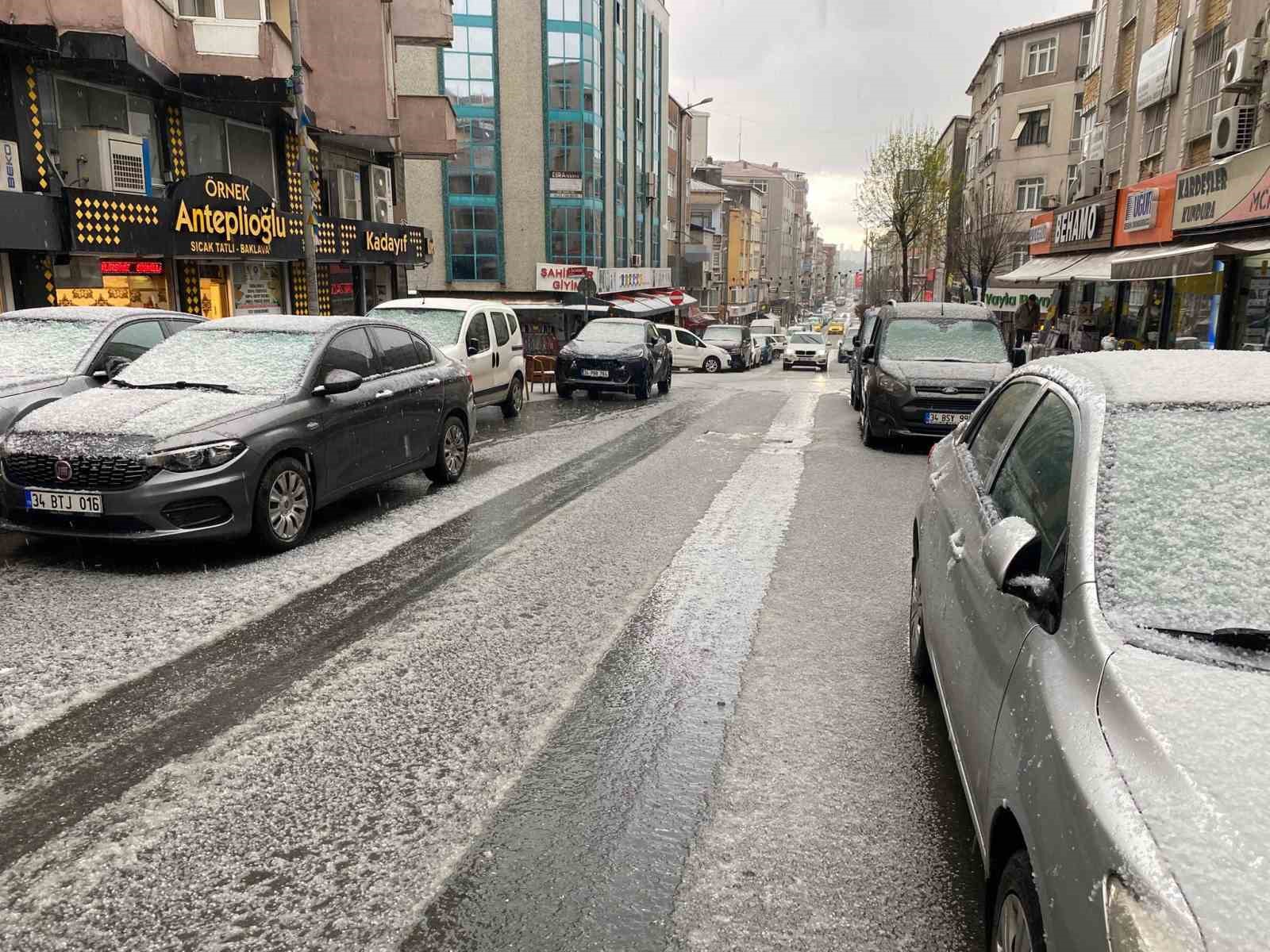 Küçükçekmece’de dolu yağışı etkili oldu, ortalık beyaza büründü 5 kucukcekmecede dolu yagisi etkili oldu ortalik beyaza burundu 1 FfMZgyrY