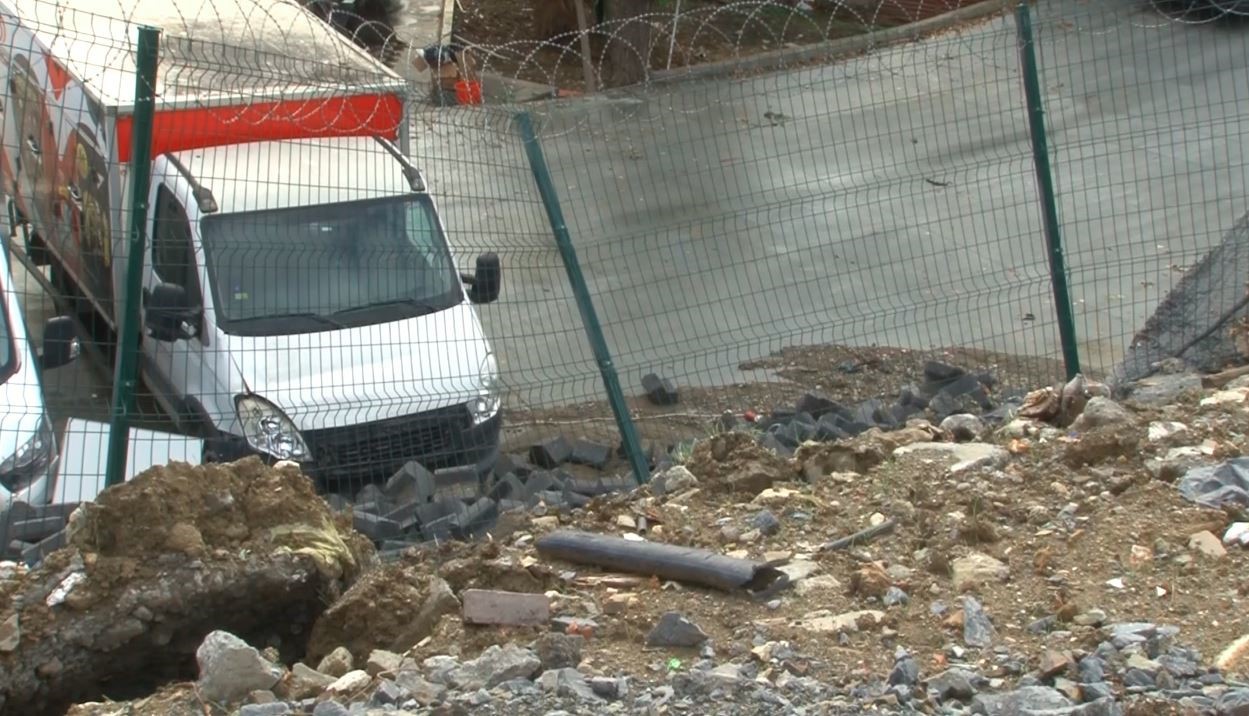 Küçükçekmece’de dondurma fabrikasının istinat duvarı çöktü 5 kucukcekmecede dondurma fabrikasinin istinat duvari coktu 1 wu1hE5a2
