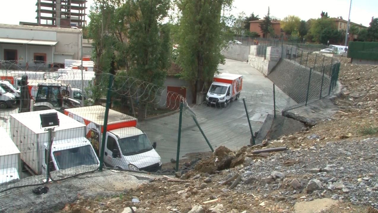 Küçükçekmece’de dondurma fabrikasının istinat duvarı çöktü 6 kucukcekmecede dondurma fabrikasinin istinat duvari coktu 2