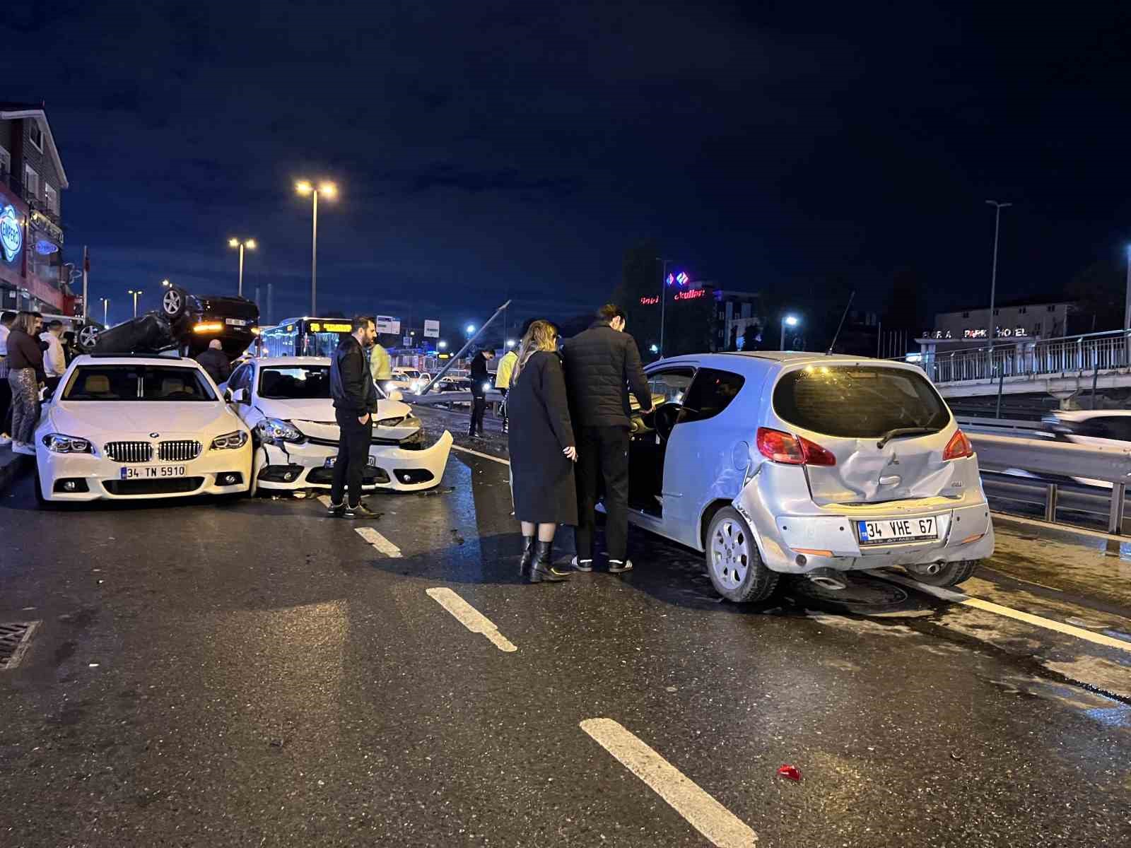 kucukcekmecede e5 yan yolda zincirleme kaza 3 yarali 1 aGctMkgy