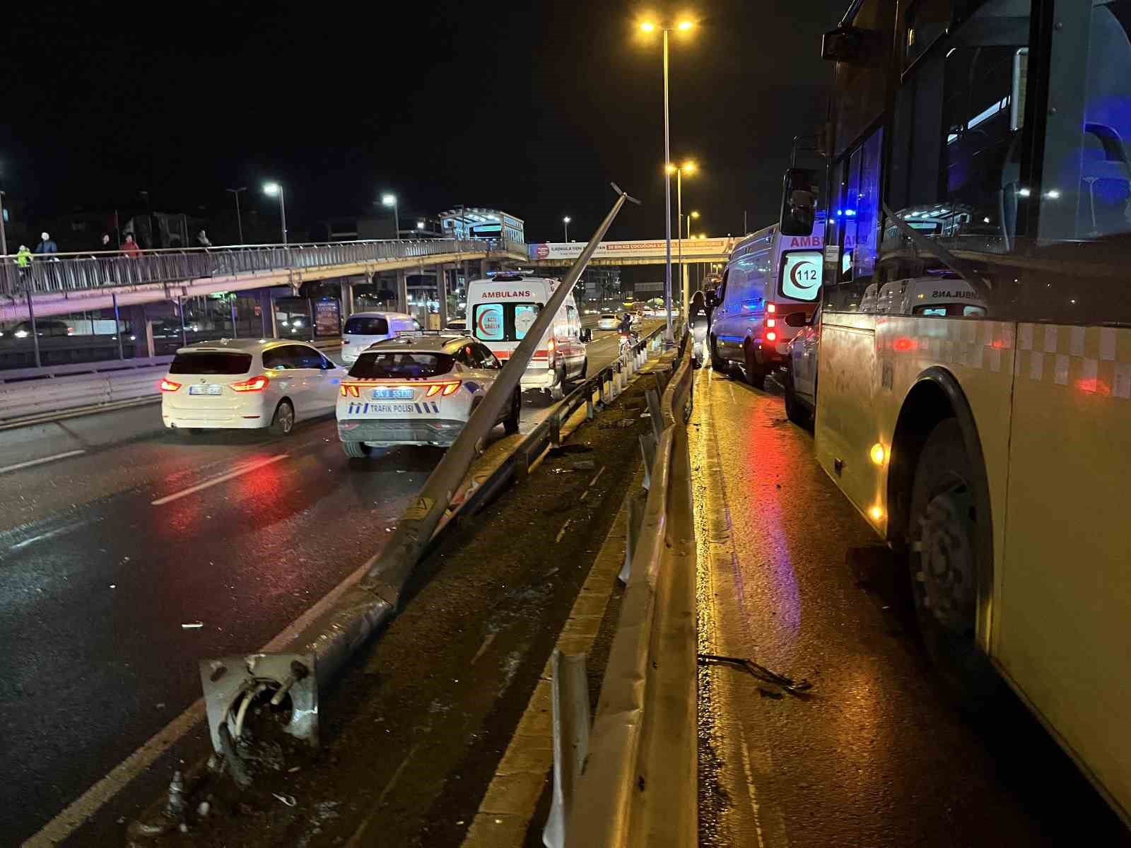kucukcekmecede e5 yan yolda zincirleme kaza 3 yarali 2 1lXjJY4O