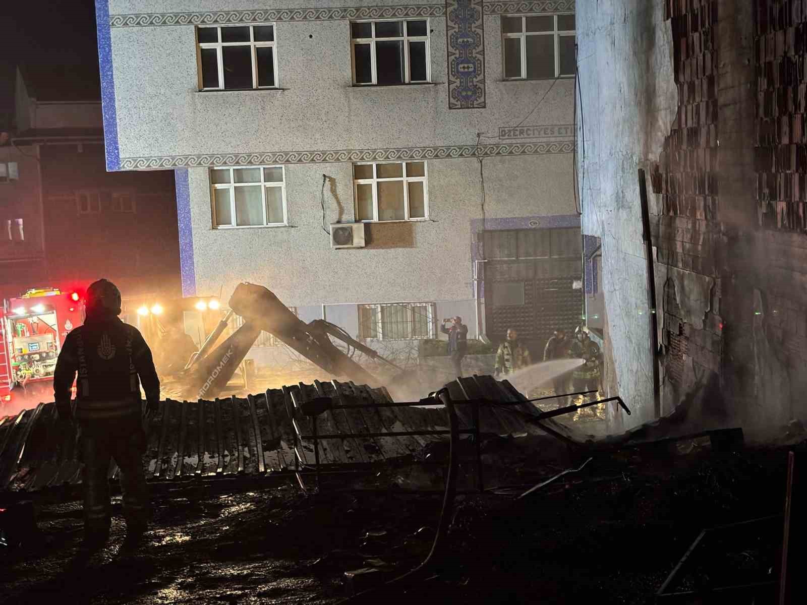 kucukcekmecede geri donusum atik tesisi alevlere teslim oldu 2 EY73evmf