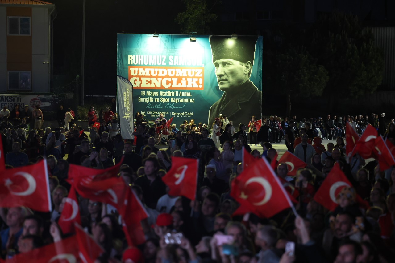 kucukcekmecede gun boyu suren 19 mayis coskusu 4 QgSXU25u