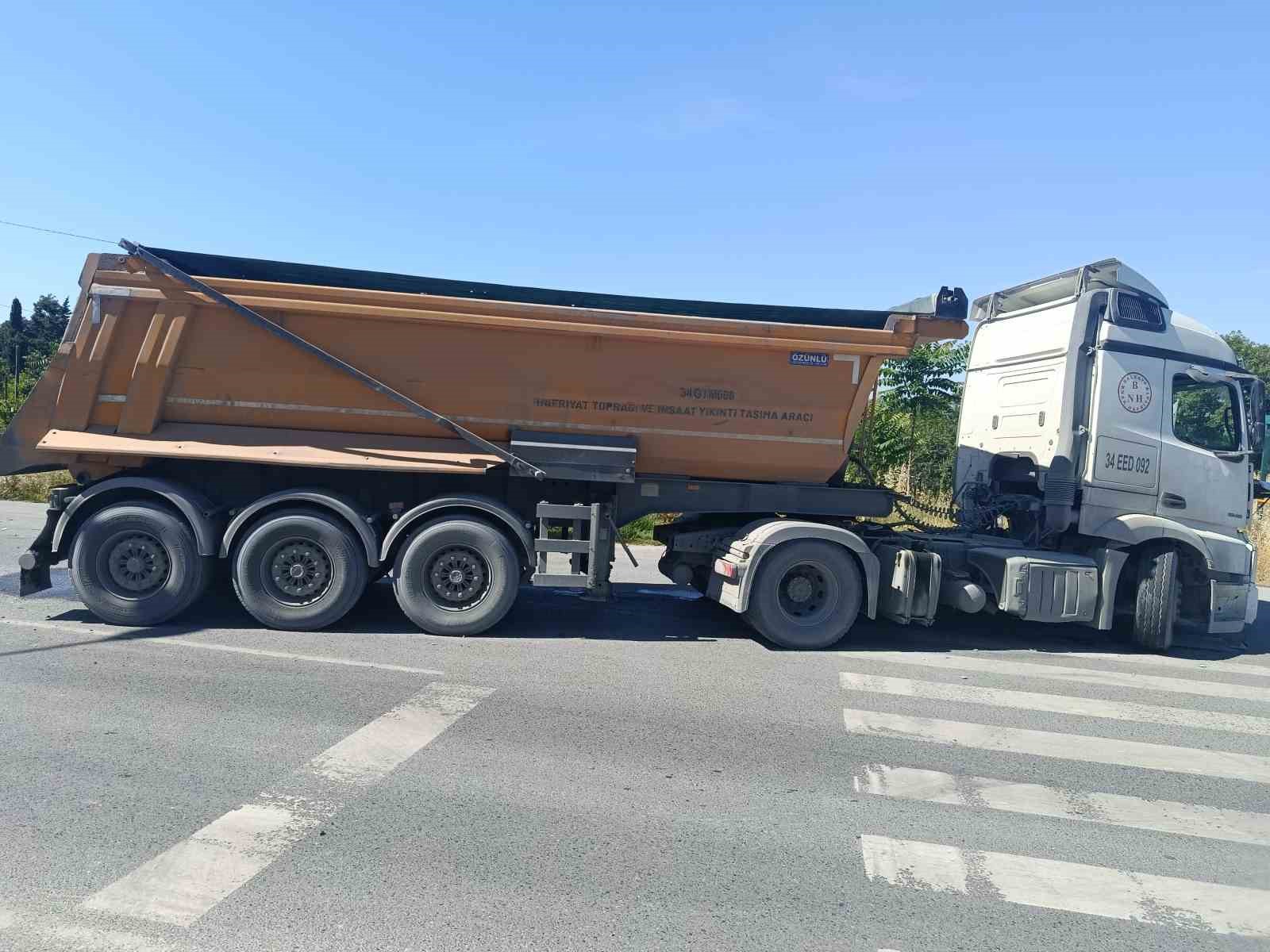Küçükçekmece’de hafif ticari araç ile tır çarpıştı: 1 ağır yaralı 5 kucukcekmecede hafif ticari arac ile tir carpisti 1 agir yarali 1