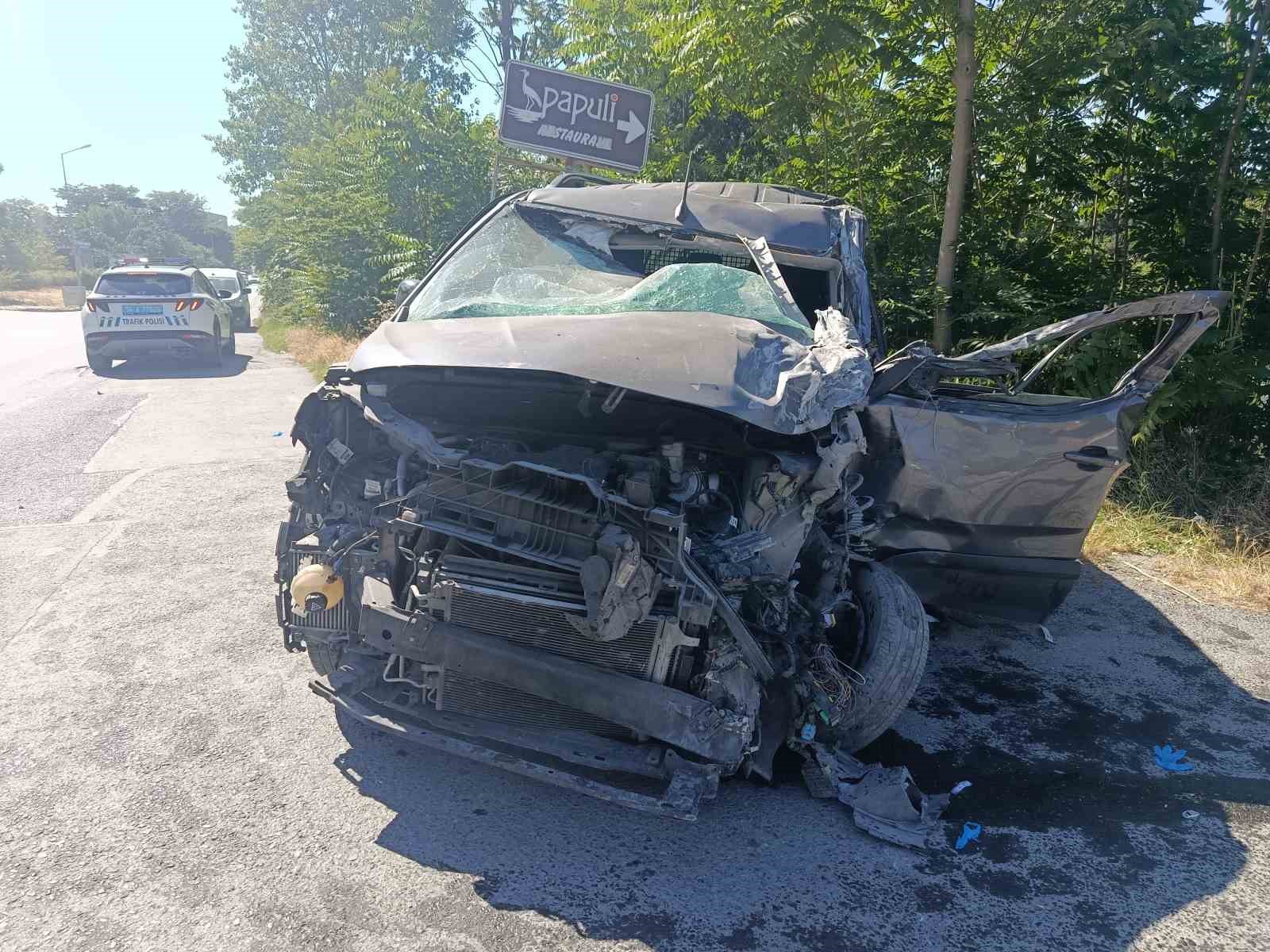 Küçükçekmece’de hafif ticari araç ile tır çarpıştı: 1 ağır yaralı 6 kucukcekmecede hafif ticari arac ile tir carpisti 1 agir yarali 2 swylIXyR