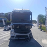 kucukcekmecede-hafif-ticari-arac-ile-tir-carpisti-1-agir-yarali-P4544rh6.jpg