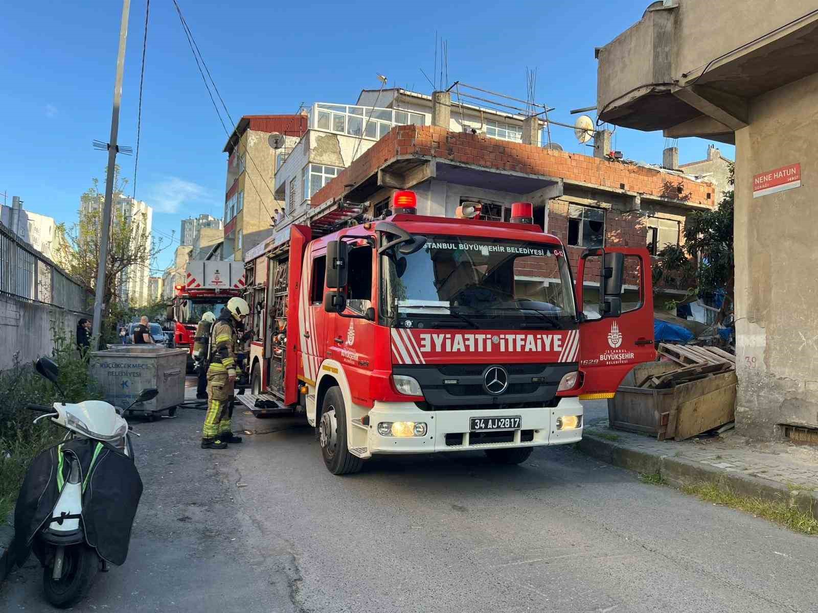 kucukcekmecede iki katli binada cikan yangin sonduruldu 0 TvPE2Vlv