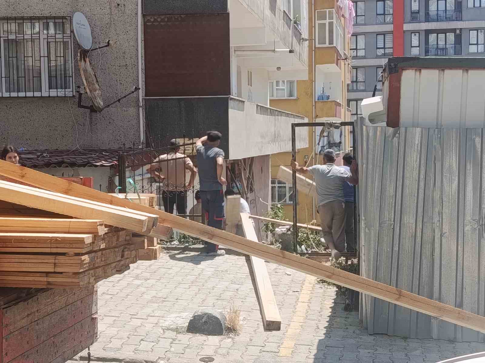 kucukcekmecede insaat calismasi sirasinda merdiven coktu evlerinde mahsur kalan vatandaslari itfaiye kurtardi 0 eze2UJBY