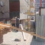 kucukcekmecede-insaat-calismasi-sirasinda-merdiven-coktu-evlerinde-mahsur-kalan-vatandaslari-itfaiye-kurtardi-2uWAbvfx.jpg