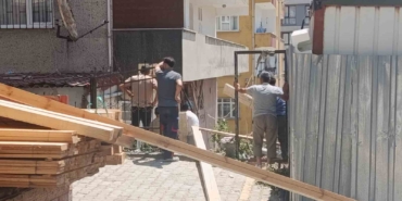 kucukcekmecede-insaat-calismasi-sirasinda-merdiven-coktu-evlerinde-mahsur-kalan-vatandaslari-itfaiye-kurtardi-2uWAbvfx.jpg