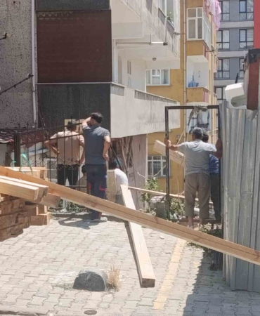 kucukcekmecede-insaat-calismasi-sirasinda-merdiven-coktu-evlerinde-mahsur-kalan-vatandaslari-itfaiye-kurtardi-2uWAbvfx.jpg