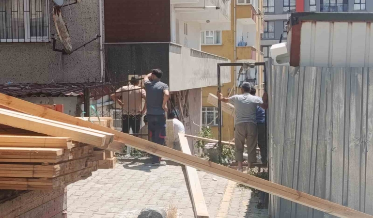 kucukcekmecede-insaat-calismasi-sirasinda-merdiven-coktu-evlerinde-mahsur-kalan-vatandaslari-itfaiye-kurtardi-2uWAbvfx.jpg