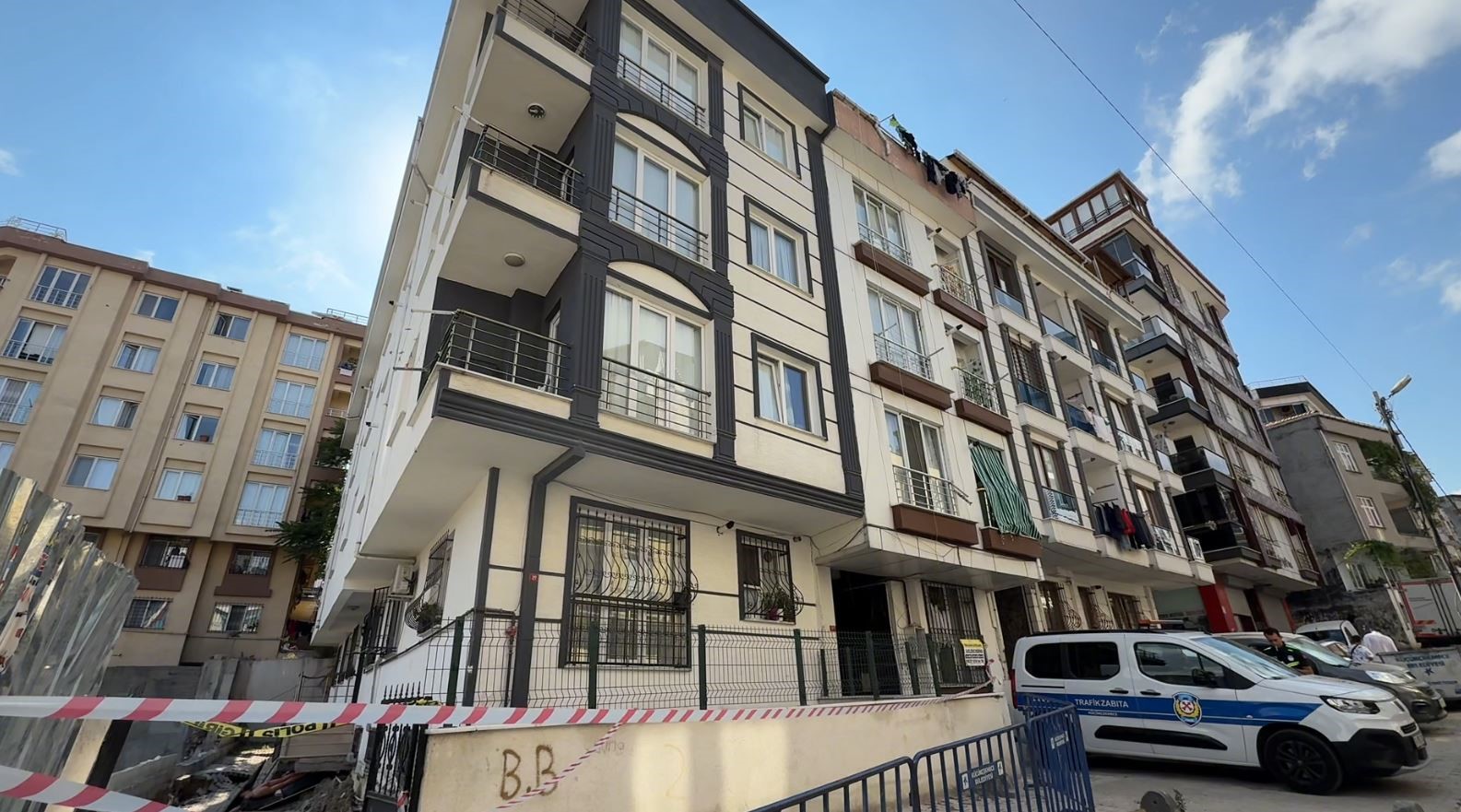 Küçükçekmece’de inşaat temelindeki göçük paniğe neden oldu 4 kucukcekmecede insaat temelindeki gocuk panige neden oldu 0 5JNa1dAl