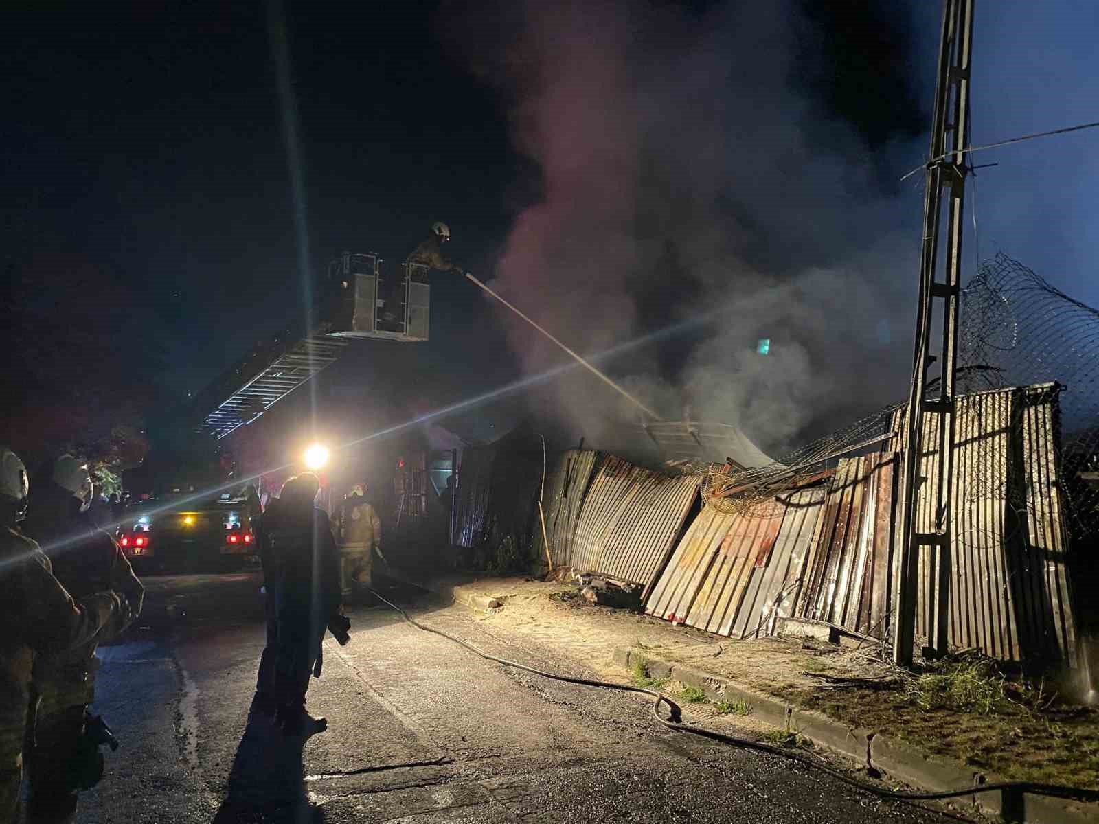 Küçükçekmece’de iş yeri yangını elektrik tellerine sıçradı, patlamalar peş peşe geldi 8 kucukcekmecede is yeri yangini elektrik tellerine sicradi patlamalar pes pese geldi 4 8g5Xeftl