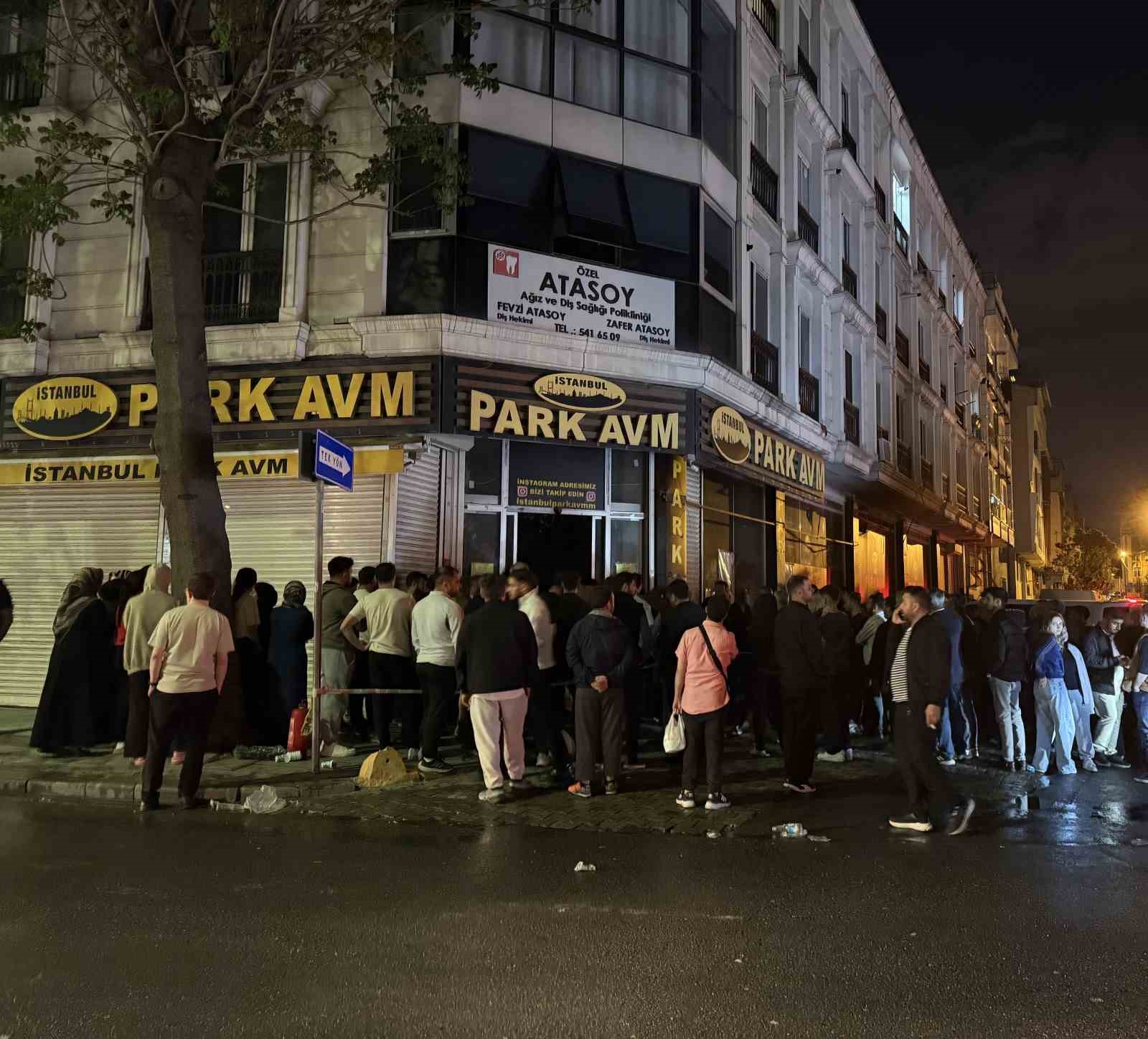 kucukcekmecede is yerinde yangin panigi 3 kisi dumandan etkilendi 0 z3EEiz2O