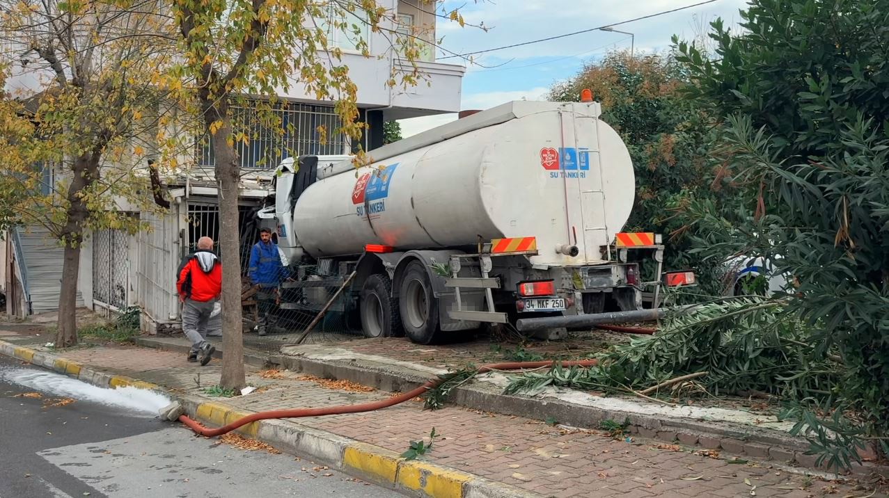 kucukcekmecede iskiye ait su tankeri is yerine girdi faciadan donulen kaza kamerada 1 PvcOmHvz