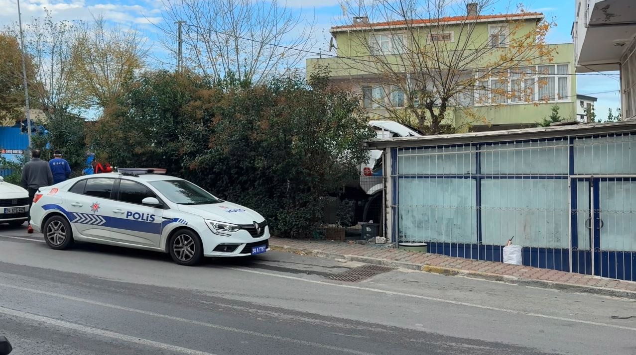 kucukcekmecede iskiye ait su tankeri is yerine girdi faciadan donulen kaza kamerada 3 BkuCG4Y3