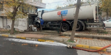 kucukcekmecede-iskiye-ait-su-tankeri-is-yerine-girdi-faciadan-donulen-kaza-kamerada-FBz64Z5l.jpg