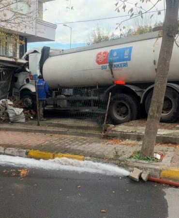 kucukcekmecede-iskiye-ait-su-tankeri-is-yerine-girdi-faciadan-donulen-kaza-kamerada-FBz64Z5l.jpg