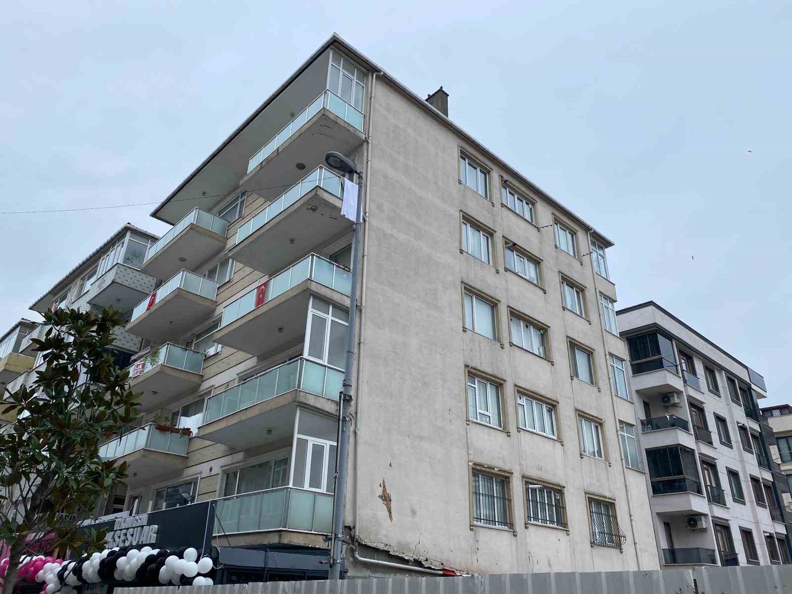kucukcekmecede istinat duvari coktu 6 katli bina tahliye edildi 1 gpw1WQss