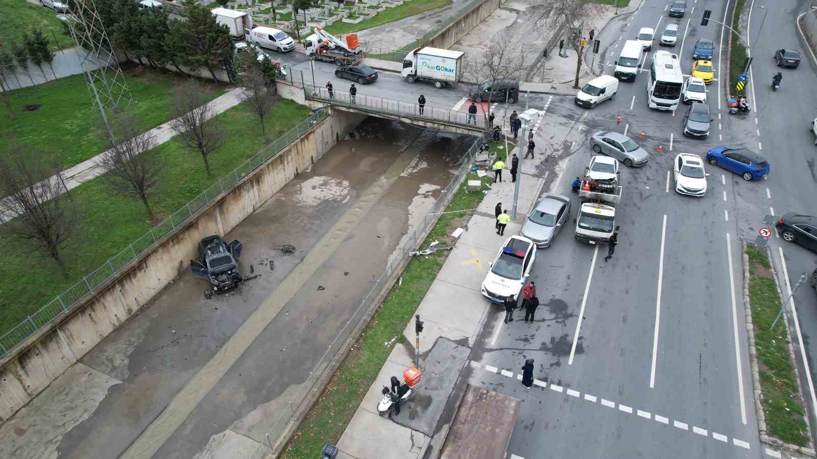 kucukcekmecede kazaya karisan arac dereye uctu 1 rKem2EnQ