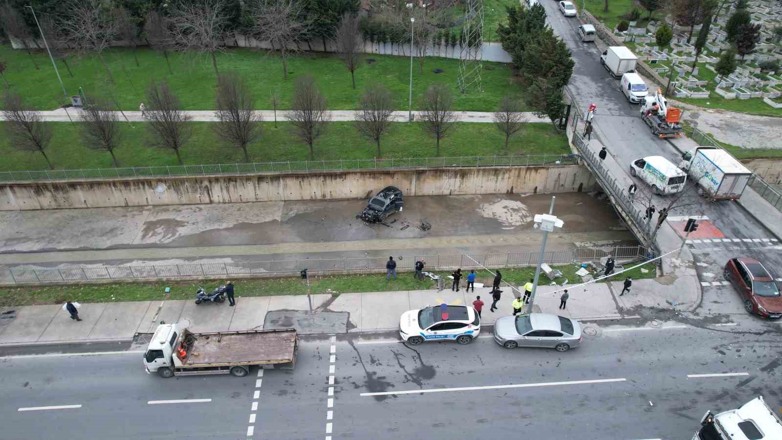 kucukcekmecede kazaya karisan arac dereye uctu 4 plWe61ZV