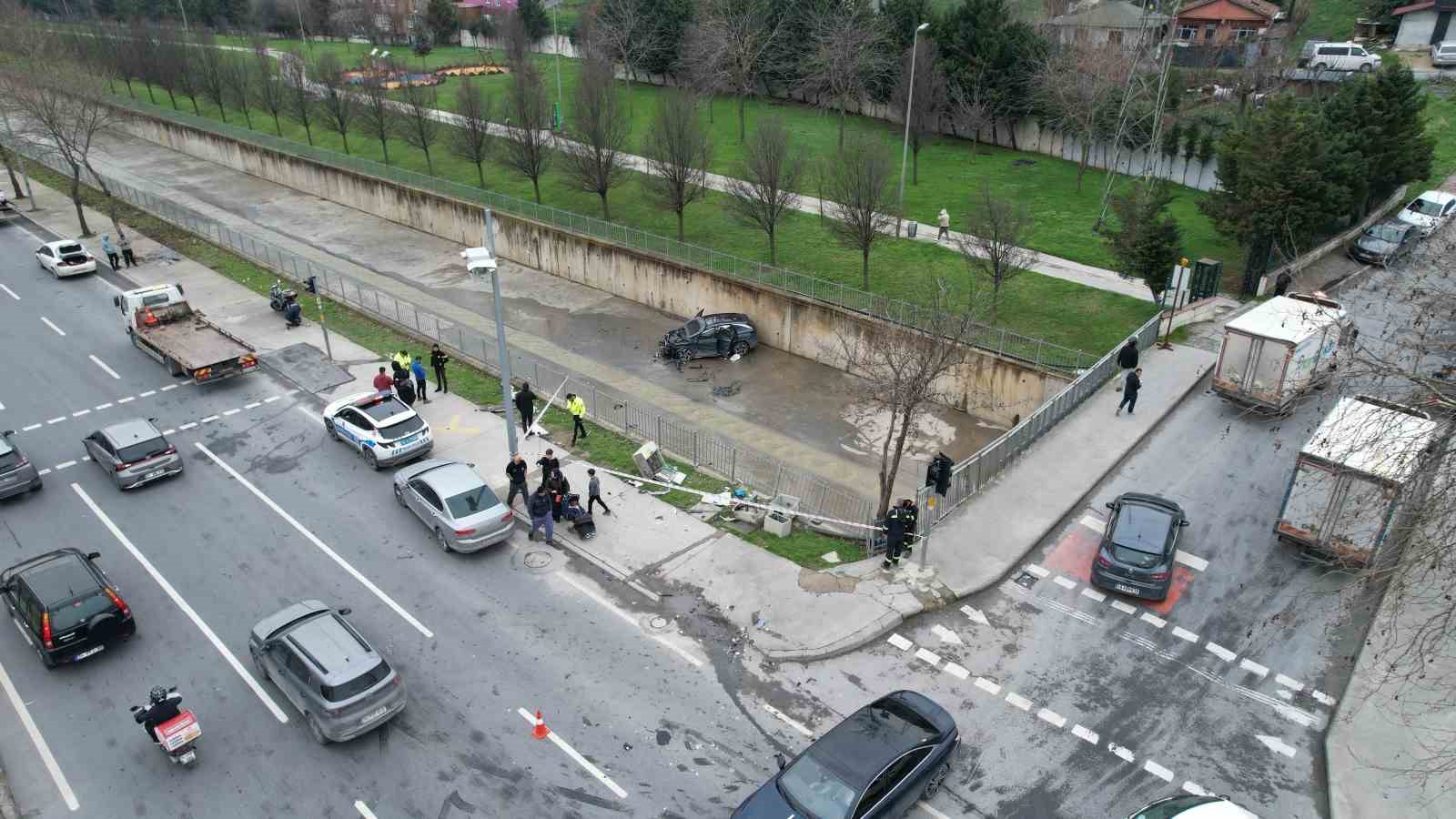 kucukcekmecede kazaya karisan arac dereye uctu 6 yJ9PFfNb
