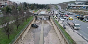 kucukcekmecede-kazaya-karisan-arac-dereye-uctu-S75WGshX.jpg