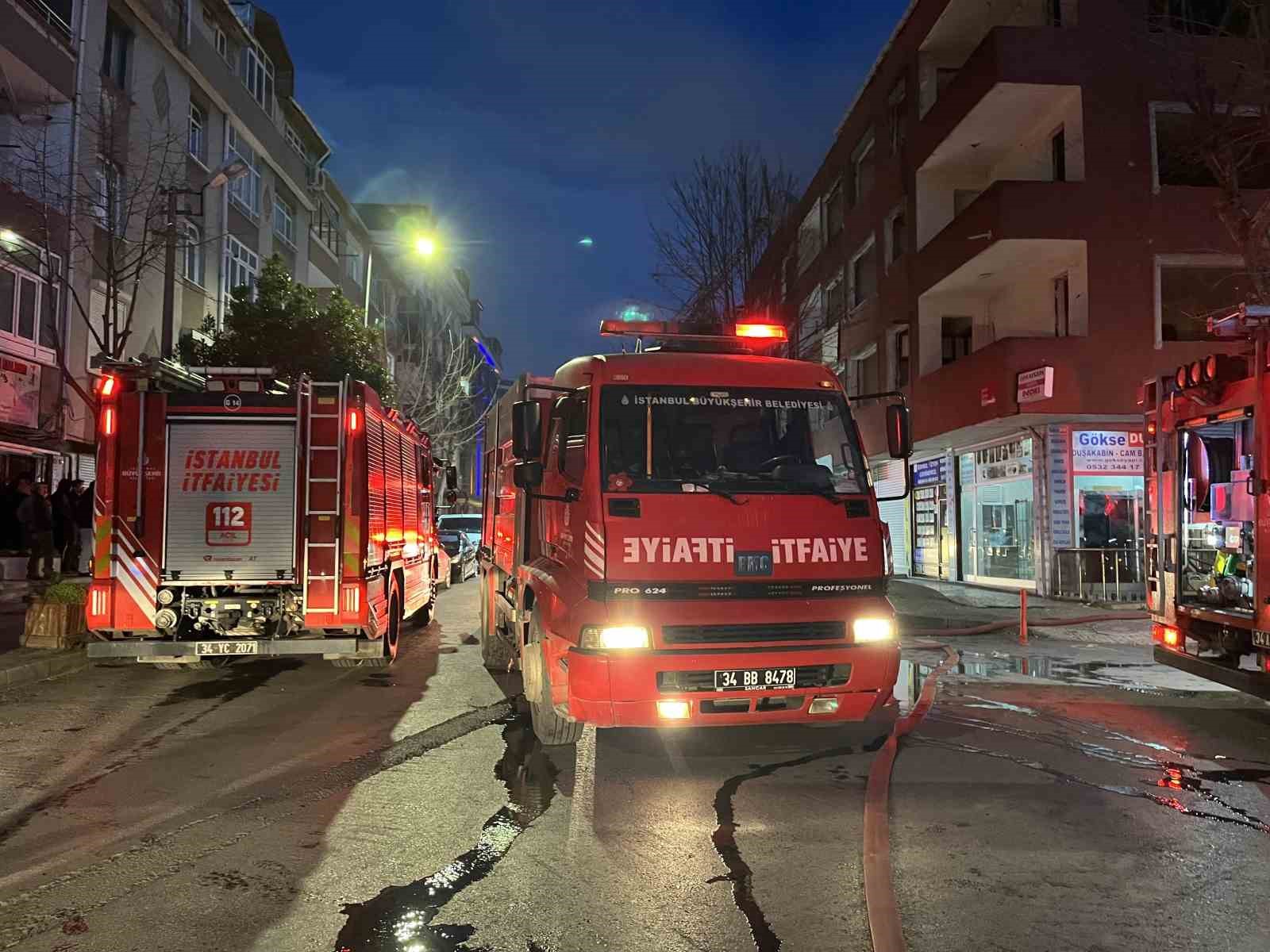 kucukcekmecede kentsel donusumdeki binanin catisinda yangin 0 puqERBZQ
