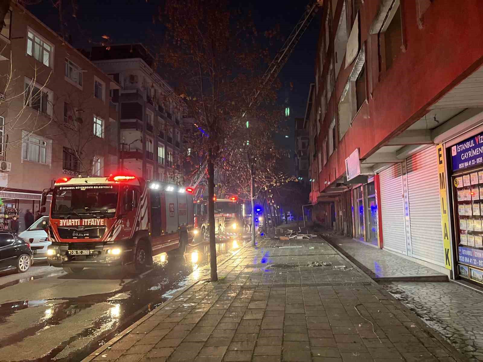 kucukcekmecede kentsel donusumdeki binanin catisinda yangin 1 OUJAgSIl