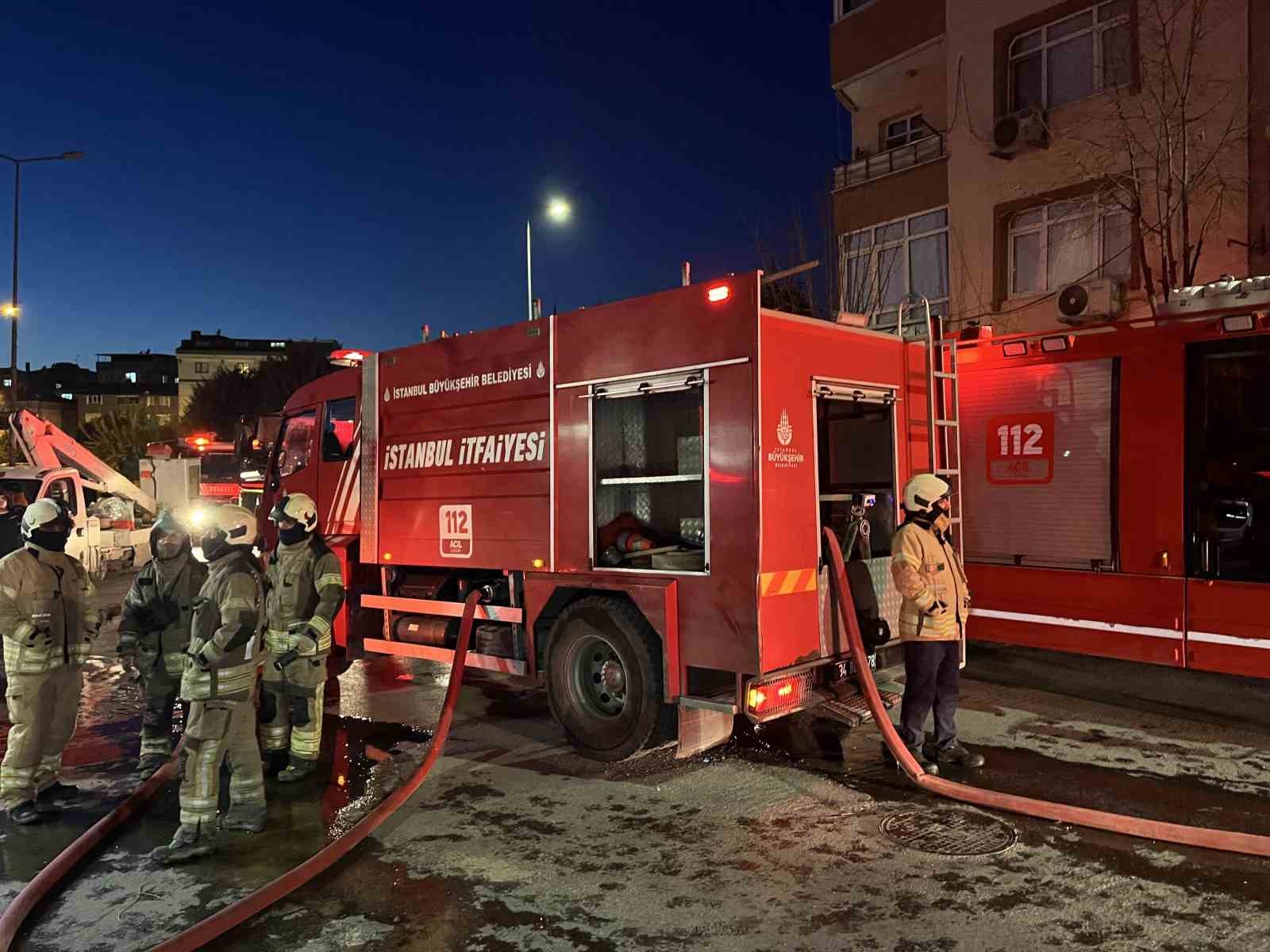 kucukcekmecede kentsel donusumdeki binanin catisinda yangin 2 mzTiBCNj