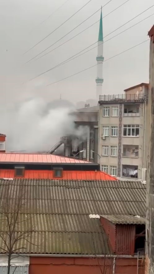 kucukcekmecede korkutan yangin 5 kisi dumandan etkilendi 1 Hdqm2X4l